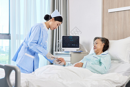 护士与心电图女护士为老年患者佩戴心电图血氧监测指夹背景