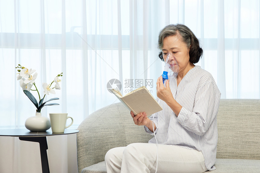 独居的老人看书使用氧气罩图片