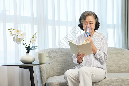 氧气吸入独居老人看书使用氧气罩背景