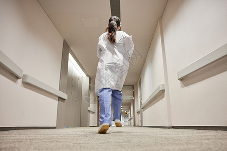 医院走廊的女医生跑向手术室背影图片