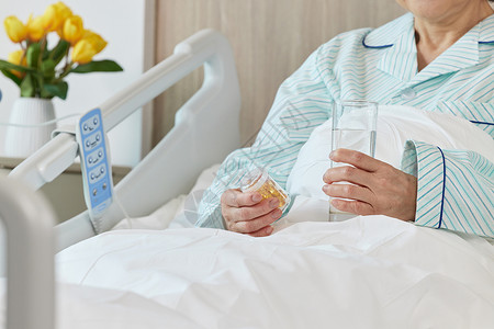 住院老人服用药品特写病床高清图片素材