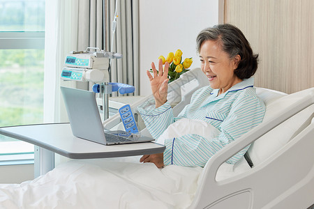 使用电脑视频通话的住院老人图片