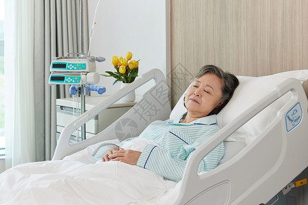 孤单的老年病患住院卧床休息患者高清图片素材