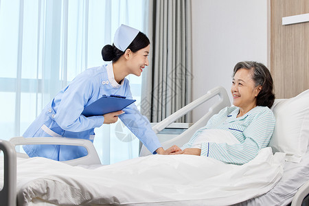 询问室护士询问记录老年病患身体状况背景