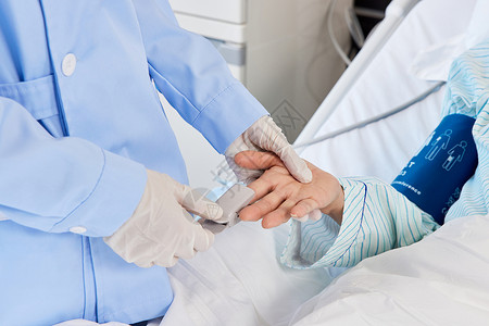 护士为病人戴血氧指夹特写高清图片