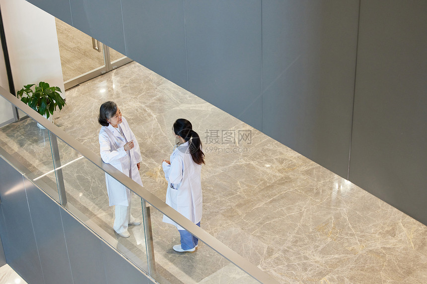 医院走廊里发两位女医生交流工作图片