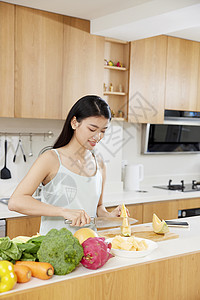 年轻美女居家健康饮食生活图片