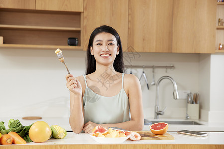 居家美女健康饮食图片