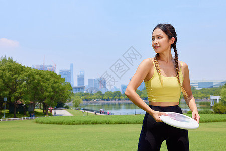 健康年轻美女户外飞盘运动图片