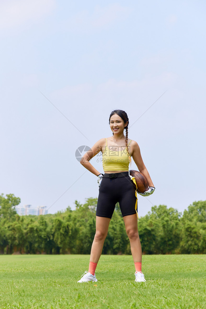 女性腰旗橄榄球运动员图片