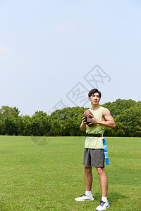 男青年户外手拿腰旗橄榄球高清图片