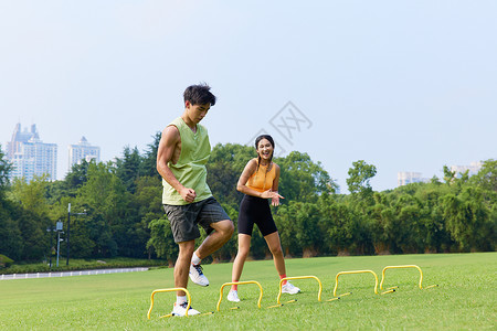 户外男女青年敏捷性训练高清图片