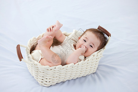 婴儿篮里的可爱宝宝背景图片