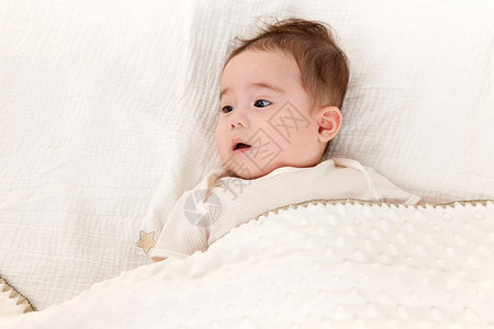 床上睡觉的可爱婴儿宝宝背景图片