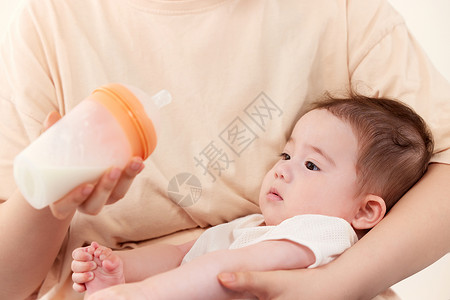 奶粉喂养妈妈给可爱宝宝喂奶喝背景