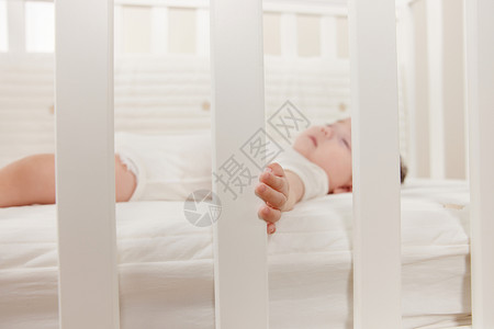 在婴儿床里睡觉的宝宝图片