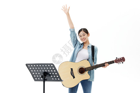 弹吉他的青年文艺女性演奏高清图片素材
