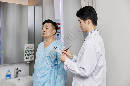 医生给病人测量身高体重图片
