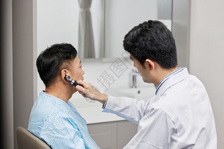 医生检查病人的耳朵图片