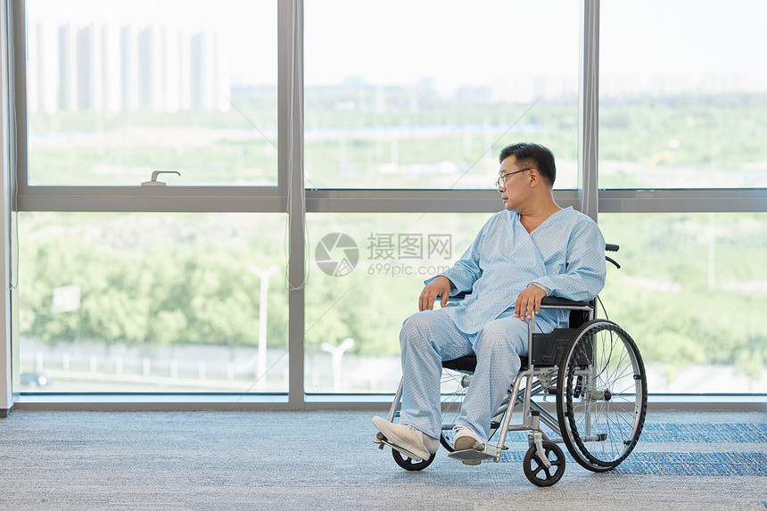 坐在轮椅上表情难过的老年人图片