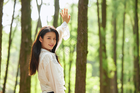 初秋女装促销初秋夕阳下的清新美女背景