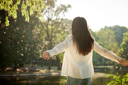 小清新春游海报初秋郊游玩耍的年轻女性背影背景