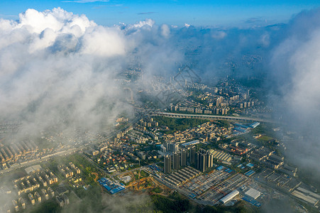 云层下的城市高清图片