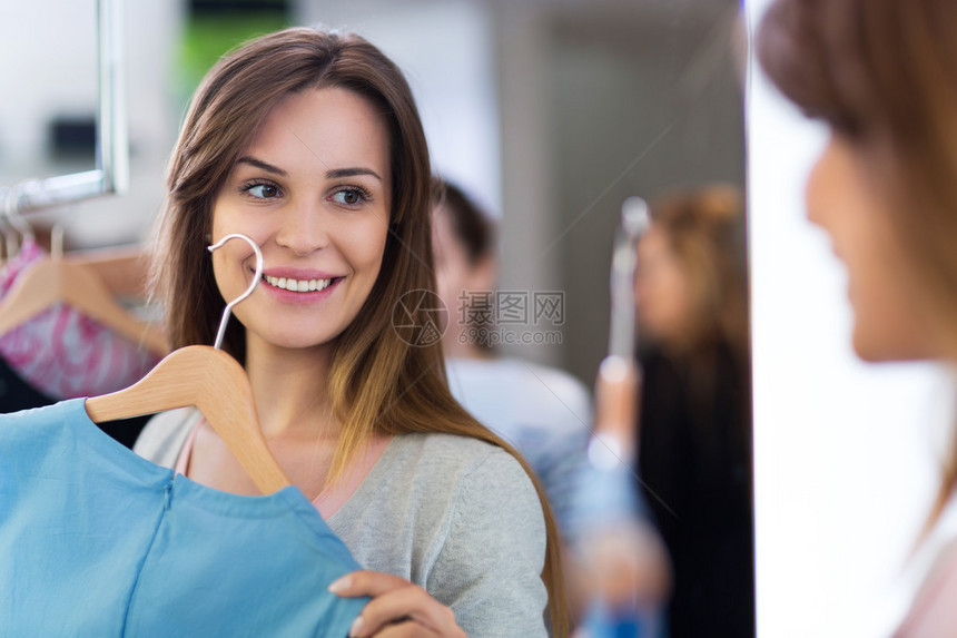 在服装店购物的女人图片