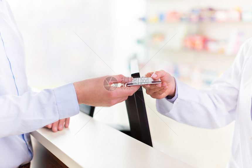 药店通过信用卡支付费用图片