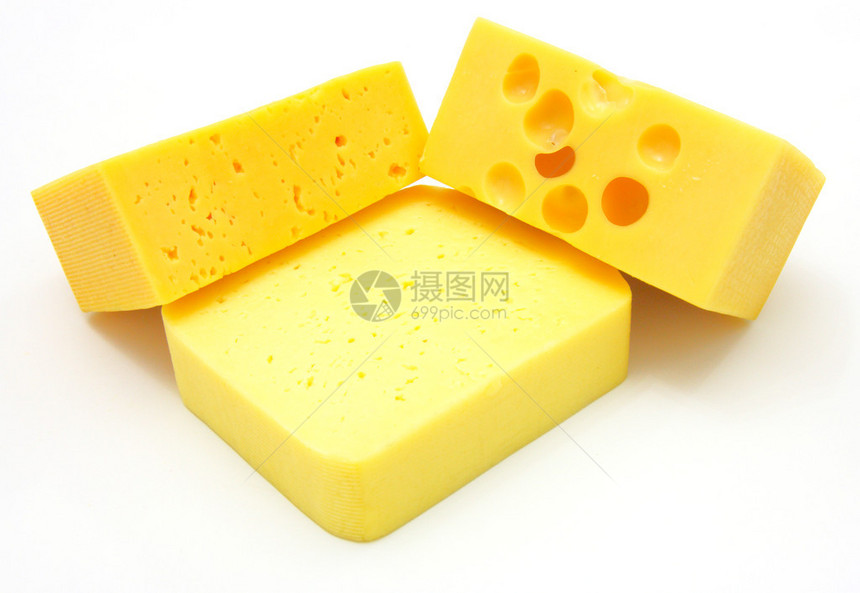 三种不同的奶酪在白色背景上被分图片