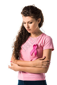 戴着粉红色丝带宣传关注乳腺癌的女性背景图片
