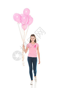拿着粉色气球宣传关注乳腺的的女性图片