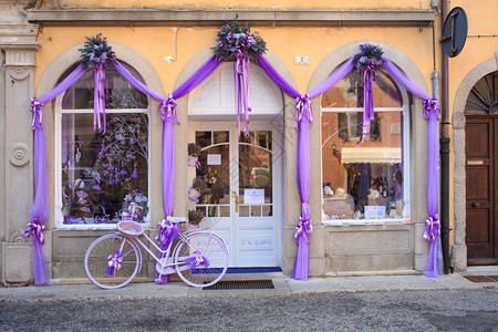 紫色自行车照片旁图片