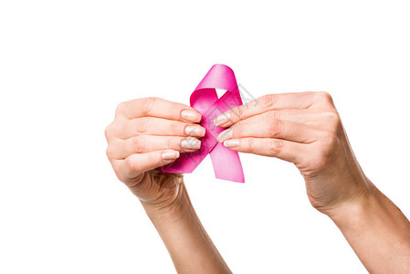手拿着粉红色丝带宣传关注癌症乳腺癌背景图片