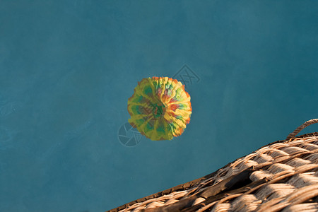 热气球飞过水面的倒影图片