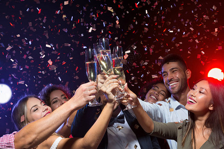 欢乐的一群人用香槟笛子欢呼在俱乐部庆祝节日复制空间等活动图片