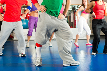 健身在体育馆进行Zumba训练或舞蹈图片