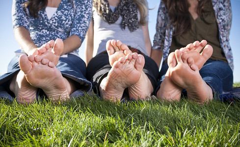 女孩们在草地上光脚坐着图片