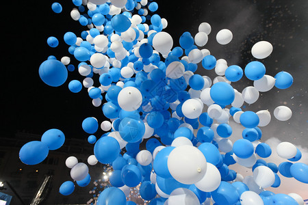 蓝色和白色的气球飞在图片