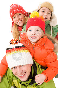 身着冬衣的幸福家庭成员聚在一图片