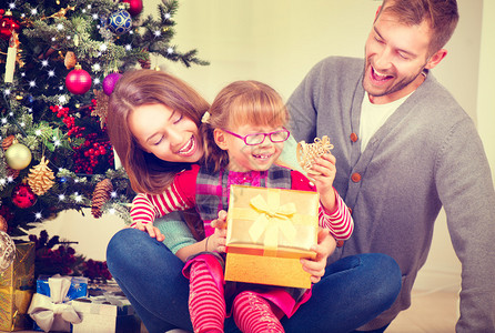 圣诞节家庭有小女儿在圣诞礼物图片
