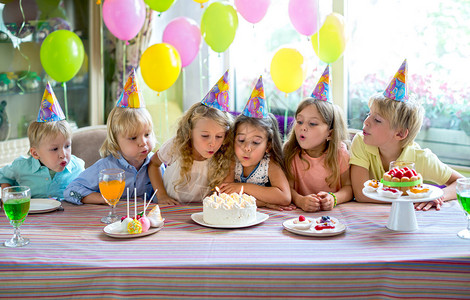 生日聚会上的小孩图片