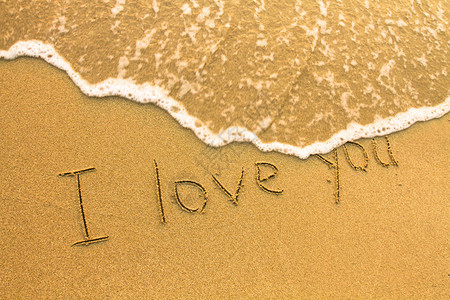 我爱你在沙滩上刻字图片