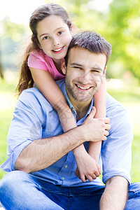 快乐的父亲和女儿在公园玩得开心图片