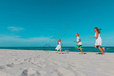 母亲和孩子的母亲在热带海滩家图片
