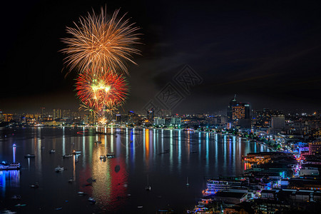 在泰国帕塔亚海滩新一年的背景图片