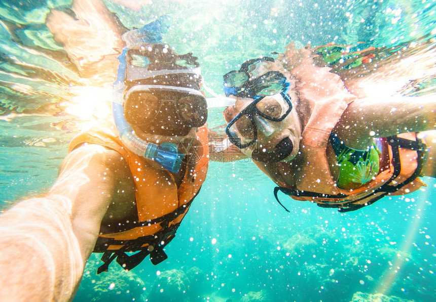 年长的幸福夫妇在热带海上游览中用水上相机自拍在异国情调的场景中乘船浮潜活跃的退休老人和水肺潜水的有趣概念温暖图片