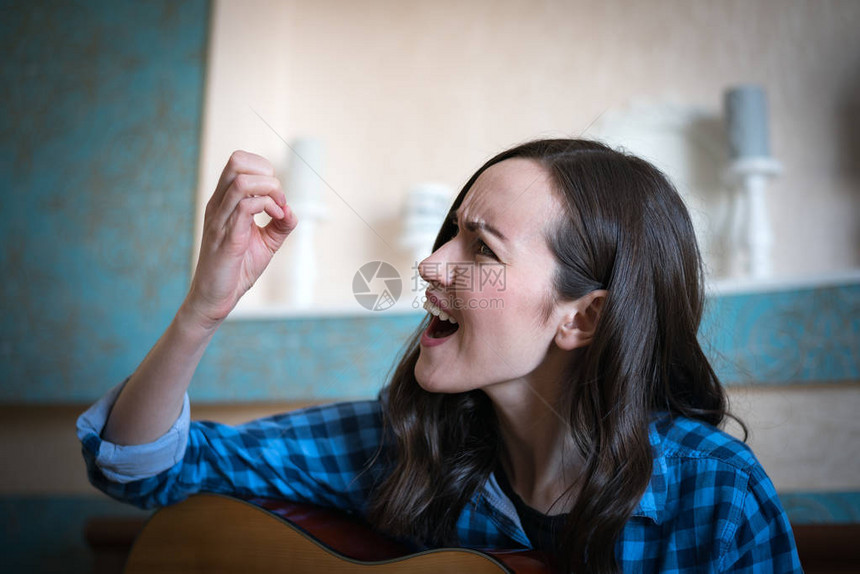 一个黑发女人的情感肖像打碎了她的指甲弹了一首音响吉他学习音乐图片