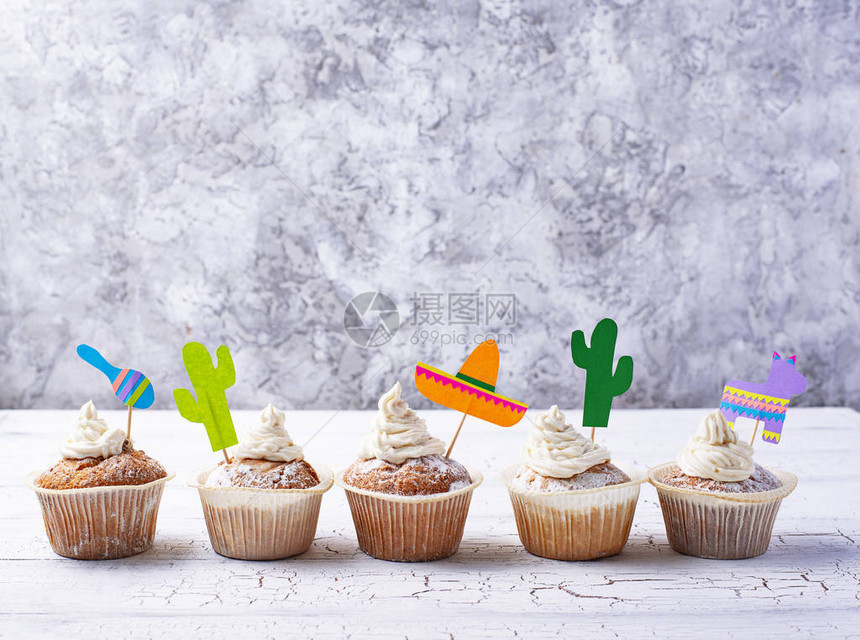 庆祝墨西哥节日或Cincodemayo的纸杯蛋糕图片