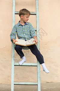 男孩坐在楼梯上看书人类读书梯子图片